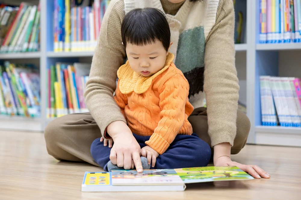 남양주 외국인 이혼 절차|도서관에서 아이와 함께 책을 읽는 모습