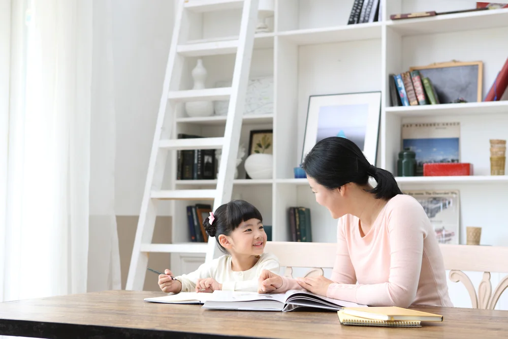 남양주 배우자 외도 이혼 증거|집에서 아이와 함께 책을 읽으며 학습하는 엄마와 딸