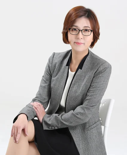 남양주 상간자소송 합의 조건|정장을 입고 의자에 앉아 있는 여성 전문직 프로필 사진